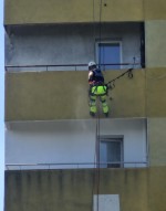 Czyszczą jedyny wieżowiec w Dąbiu